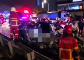 DUA maut dalam satu kemalangan melibatkan MPV jenis Toyota Estima dan lori yang membawa muatan buah-buahan di Kilometer 141.5 Lebuh Raya Utara Selatan berhampiran R&R Juru, Bukit Mertajam, Pulau Pinang malam tadi.-GAMBAR/MEDIA SOSIAL
