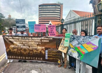 SEKUMPULAN penduduk dari Bandar Sri Pinang dan kawasan kejiranan sekitar Persiaran Karpal Singh berhimpun di hadapan bangunan DUN Pulau Pinang bagi menyatakan bantahan secara aman terhadap cadangan penambakan dan kitar semula sisa di tapak pelupusan berhampiran kawasan persiaran berkenaan, hari ini.-UTUSAN/SAFINA RAMLI