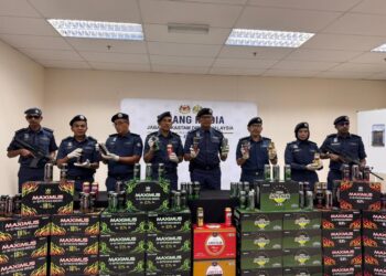 ROHAIZAD Ali (empat dari kanan) menunjukkan sebahagian daripada arak yang dirampas ketika sidang akhbar di Stor Penguatkuasan Kastam Bagan Jermal, Butterworth, Pulau Pinang hari ini.-GAMBAR/SITI NUR MAS ERAH