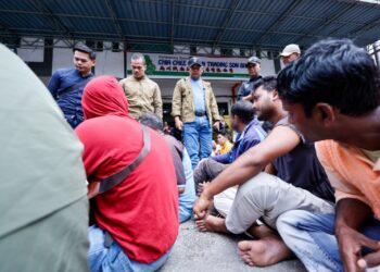 ZAKARIAN Shaaban (tengah) memeriksa warga asing pada Op Gempur di Kampung Raja, Cameron Highlands, Pahang. - UTUSAN/SHIDDIEQIIN ZON