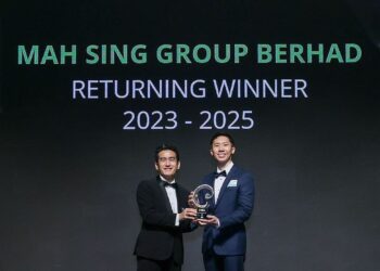 Lionel Leong, Timbalan Ketua Pegawai Eksekutif Kumpulan merangkap Pengarah Eksekutif Mah Sing menerima anugerah tersebut daripada Wee Sujarit, Pemimpin Deloitte Private Thailand, pada majlis berkenaan.