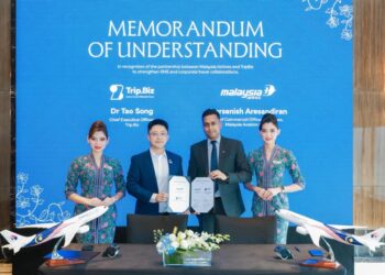 KETUA Pegawai Eksekutif Trip.Biz, Dr. Tao Song, Ketua Pegawai Komersial Penerbangan dari Malaysia Aviation Group (MAG), Dersenish Aresandiran di sini.