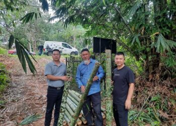 ZUBIR Jamal (tengah) bergambar bersama dua pakar panda dari China yang membuat lawatan ke ladang buluh di Kampung Kundur Ulu, Rembau, Negeri Sembilan kelmarin.