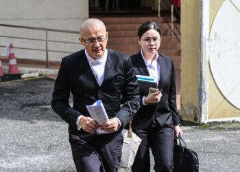 KITSON Foong berjalan keluar dari mahkamah selepas selesai prosiding sebutan semula kes di Mahkamah Majistret, Petaling Jaya, Selangor hari ini. - UTUSAN/SYAKIR RADIN