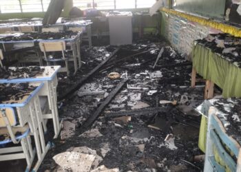 BANGUNAN dua tingkat yang terlibat kebakaran dan merosakkan pejabat serta empat buah kelas di SK Baling, Kedah hari ini.