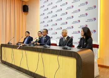 HAW Chee Seng (tengah) ketika sidang media selepas HE Group Berhad beralih ke Pasaran Utama Bursa Securities Berhad