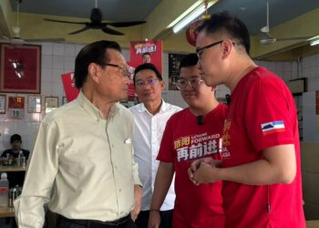 PHOONG Jin Zhe (kanan) ketika kempen di Kota Kinabalu, Sabah.