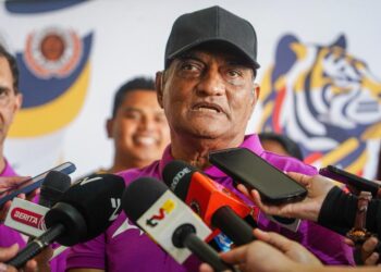 PRESIDEN Olahraga Malaysia(MA), Datuk karim Ibrahim ketika sidang media selepas menerima kunjungan Ketua Kontinjen, Nurul Huda Abdullah, di MSN, hari ini.-UTUSAN/ISKANDAR ISHAK