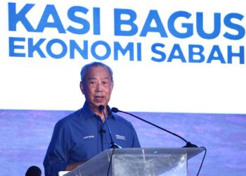 MUHYIDDIN Yassin membentangkan Manifesto Perikatan Nasional (PN) di Putatan, Sabah.-UTUSAN/AMIR KHALID