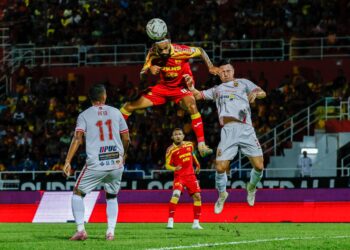 PEMAIN Selangor, Chrigor Moraes (tengah), diasak pemain Kelantan The Red Warriors pada perlawanan Liga Super 2025/2026, di Stadium Majlis Bandaraya Petaling Jaya, di sini hari ini.-UTUSAN/ SHIDDIEQIIN ZON