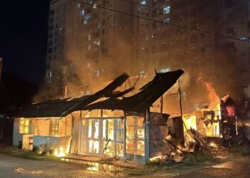 SEORANG lelaki warga emas melecur daalam satu kebakaran melibatkan dua unit rumah setinggan di Kampung Benggali, Butterworth, Pulau Pinang malam tadi.-GAMBAR/JBPM PULAU PINANG