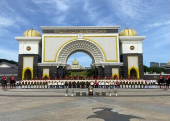 ISTIADAT Pertukaran Pengawal Istana Negara hari ini menampilkan pasukan daripada Batalion Pertama RAMD dan Skuadron Istiadat Berkuda diiringi Pancaragam Pusat RAMD serta 25 anggota Brass Band 1 RAMD.