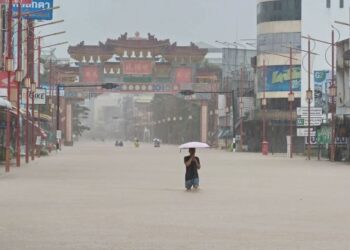 BEBERAPA jalan masuk ke pusat bandar Hat Yai, Thailand ditutup akibat ditenggelami air sejak tengah malam tadi.