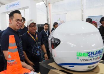 STEVEN Sim Chee Keong (kiri) ketika meninjau Festival Mega iLINDUNGu di tapak Evoke, Bukit Mertajam, Pulau Pinang hari ini.-UTUSAN/DANIAL SAAD