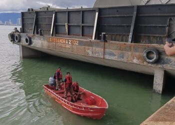 BEBERAPA anggota penyelamat sedang menjalankan kerja-kerja mencari dan menyelamat (SAR) seorang anak kapal warga Indonesia yang dipercayai hilang selepas terjatuh ke dalam laut berhampiran kawasan perairan Penang Port di Butterworth, Pulau Pinang hari ini.-GAMBAR/JBPM PULAU PINANG