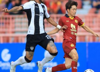 PEMAIN Negeri Sembilan FC, Takumi Sasaki diasak penyerang Terengganu FC, Raianderson da Costa Morais pada aksi Liga Super 2025/26 di Stadium Tuanku Abdul Rahman, Paroi , petang tadi-IHSAN MFL