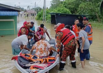 SEPASUKAN anggota bomba sedang melakukan kerja-kerja menyelamat mangsa banjir di satu kawasan perumahan berhampiran Kampung Simpang Tiga, Tasek Gelugor, Pulau Pinang hari ini.-GAMBAR/JBPM PULAU PINANG