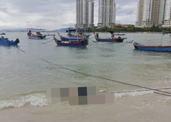 MAYAT anak kapal warga Indonesia yang dilaporkan hilang sejak kelmarin akhirnya dijumpai dalam keadaan terapung berhampiran kawasan pantai di Pulau Keramat, Tanjung Bungah, Pulau Pinang.-GAMBAR/JBPM PULAU PINANG