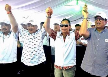 HAJIJI Noor (dua dari kiri) menghadiri Kempen Mega Tamparuli GRS di tapak tamu Pekan Tamparuli.