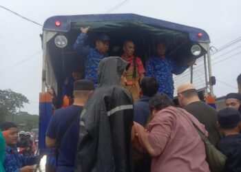 ANGGOTA APM  membantu membantu membawa dan mengebumikan jenazah seorang wanita warga emas selepas kediaman penduduk Kampung Senang, Kota Bharu, Kelantan