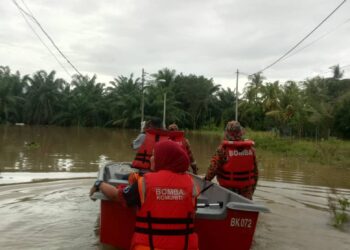 PASUKAN bomba membantu membawa keluar mangsa-mangsa banjir ke lokasi selamat di daerah Seberang Perai Tengah (SPT), di Pulau Pinang.-GAMBAR/JABATAN BOMBA DAN PENYELAMAT MALAYSIA (JBPM) PULAU PINANG