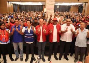 R. Ramanan (tiga dari kanan) dalam sidang akhbar bersama kepimpinan UMNO Penampang.