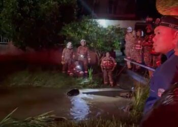 KENDERAAN jenis Nissan Almera dipandu Muhammad Faiz Zainal tenggelam ke dalam parit di Taman Jelutong, Changlun di Kubang Pasu, Kedah, pagi tadi.