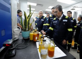 JOHARI Abdul Ghani diberikan penerangan ketika mengadakan lawatan kerja ke Loji Ecoceres Renewable Fuels Sdn Bhd, Pasir Gudang, Johor Bahru, Johor hari ini.-UTUSAN/RAJA JAAFAR ALI