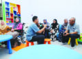 MOHD. Nasri Mohd. Nordin (kanan) memberi kata-kata semangat kepada keluarga pesakit yang tinggal di Rumah Ronald McDonald (RMH) di Hospital Pakar Universiti Sains Malaysia (HPUSM), Kubang Kerian, Kelantan. – UTUSAN/KAMARUL BISMI KAMARUZAMAN