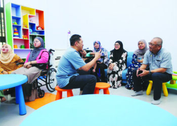 MOHD. Nasri Mohd. Nordin (kanan) memberi kata-kata semangat kepada keluarga pesakit yang tinggal di Rumah Ronald McDonald (RMH) di Hospital Pakar Universiti Sains Malaysia (HPUSM), Kubang Kerian, Kelantan. – UTUSAN/KAMARUL BISMI KAMARUZAMAN