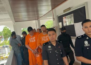 EMPAT lelaki direman selama tiga hari di Mahkamah Majistret Bukit Mertajam, Pulau Pinang hari ini bagi membantu siasatan membabitkan kes tetak seorang lelaki, Jumaat lalu.-GAMBAR/SITI NUR MAS ERAH AMRAN