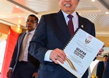 ABANG Johari menunjukkan dokumen Belanjawan Negeri Sarawak 2026 yang dibentangnya sempena hari pertama persidangan DUN Sarawak, hari ini.