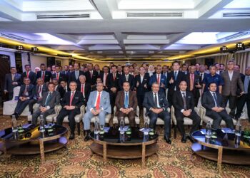 MAJLIS menandatangani Memorandum Persefahaman (MoU) antara Kerajaan Negeri Terengganu dan Malaysia Rail Link Sdn Bhd (MRLSB) di hotel Majestic hari ini. - UTUSAN/M. FIRDAUS M. JOHARI