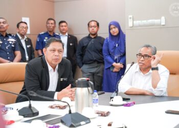 SHAMSUL Azri Abu Bakar meninjau pengendalian operasi Monsun Timur Laut di Pusat Kawalan Bencana di Pulau Meranti, Puchong.