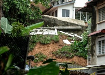 MASIH terdapat pergerakan tanah di lokasi kejadian tanah runtuh di Taman United, Seputeh dekat sini, setakat ini. - UTUSAN/M. FIRDAUS M. JOHARI