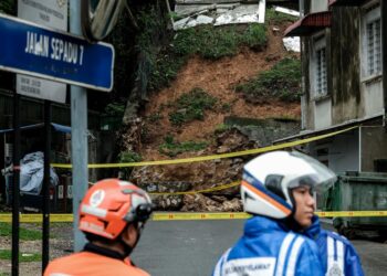 PENDUDUK pangsapuri di Taman United, Seputeh di sini bimbang kejadian tanah runtuh yang berlaku di kawasan itu hari ini akan berulang lagi. - UTUSAN/M. FIRDAUS M. JOHARI