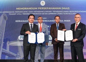 AHMAD Samsuri Mokhtar (tengah) bersama Tan Sri Shamsul Azri Abu Bakar (kiri belakang) pada majlis menandatangani Memorandum Persefahaman (MoU) antara Kerajaan Negeri Terengganu dan Malaysia Rail Link Sdn Bhd (MRLSB) di Kuala Lumpur, semalam. - UTUSAN/M. FIRDAUS