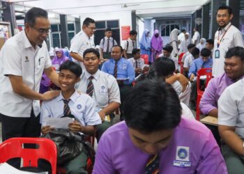 MOHAMMAD Dziauddin Mat Saad (kiri) memberi kata-kata semangat kepada calon SPM sempena lawatannya pada hari pertama peperiksaan itu di SMK Jawi, Nibong Tebal, Pulau Pinang hari ini.-UTUSAN/DANIAL SAAD