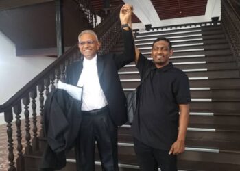 HABIB Rahman Seeni Mohideen (kiri) dan Mohd. Razwil Abdullah (kanan) ketika ditemui di pekarangan Mahkamah Tinggi Pulau Pinang gembira selepas status warganegara Mohd. Razwil kini muktamad. - UTUSAN/SAFINA RAMLI