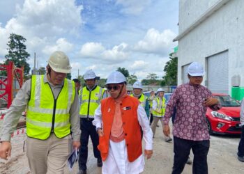 AIMAN Athirah Sabu membuat lawatan ke Tapak Projek Residensi Hektar Gombak, dekat Kuala Lumpur hari ini. - UTUSAN/AFIQAH ABAS