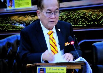 UGGAH ketika membentangkan RUU Pengurusan Sumber Lestari dan Sisa, 2025 pada persidangan DUN Sarawak Ke-19, hari ini.