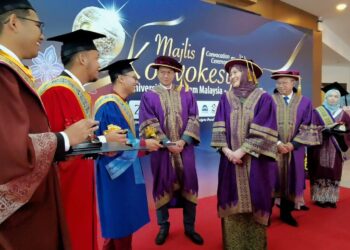 TUANKU Aishah Rohani Almarhum Tengku Besar Mahmud diiringi Pro-Canselor USIM, Tunku Zain Al-Abidin Tuanku Muhriz beramah mesra dengan Anas (tiga dari kiri) dan Ridhwan (dua dari kiri) pada Majlis Konvokesyen USIM Ke-23 di Nilai, Seremban hari ini.-UTUSAN/ MOHD. SHAHJEHAN MAAMIN.
