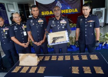 M. KUMAR menunjukkan sepucuk pistol yang dirampas pada sidang akhbar kejayaan Jabatan Siasatan Jenayah IPD Sepang menumpaskan penjenayah dalam kejadian berbalas tembakan di sekitar kawasan Dengkil di IPD Sepang. - UTUSAN/FAISOL MUSTAFA