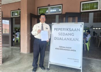 LIM Siong Fui bergambar selepas meninjau anaknya mengambil peperiksaan SPM di SMK Tuanku Abdul Rahman, Gemas, Tampin hari ini.