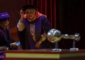 MAIMUNAH Mohd. Sharif (kanan) ketika menerima anugerah Ijazah Kehormat Doktor Perancangan Bandar dan Wilayah pada Upacara Konvokesyen Ke-63 USM di George Town, Pulau Pinang hari ini.