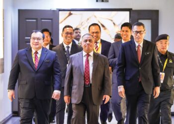 SAARANI Mohamad pada sesi pembentangan dalam Mesyuarat Ketiga, Tahun Ketiga, Dewan Negeri Perak Ke-15 di Ipoh, semalam. – UTUSAN/MUHAMAD NAZREEN SYAH MUSTHAF