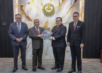 SAARANI Mohamad bersama Pegawai Kewangan Negeri Perak, Datuk Mohd Zaki Mahyudin (dua dari kanan); Penasihat Undang-Undang negeri Perak, Datuk Azmir Shah Zainal Abidin (kanan) dan Setiausaha Kerajaan Negeri Perak, Datuk Ahmad Suaidi Abdul Rahim menunjukkan buku Belanjawan 2026 negeri Perak pada Persidangan DUN di Ipoh, semalam. – UTUSAN/MUHAMAD NAZREEN SYAH MUSTHAFA