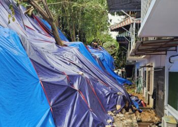 BEBERAPA kontraktor Dewan Bandaraya Kuala Lumpur (DBKL) sedang menjalankan kerja pembersihan dan pemotongan pokok susulan kejadian tanah runtuh yang berlaku di belakang Blok C, Pangsapuri Taman United, Seputeh, di sini hari ini.