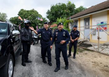 MOHD. Yusoff Mamat (kanan) semasa melakukan lawatan ke ke pusat pemindahan sementara (PPS) Sekolah Kebangsaan (SK) Kok Keli, Tumpat, Kelantan hari ini-UTUSAN/KAMARUL BISMI KAMARUZAMAN.