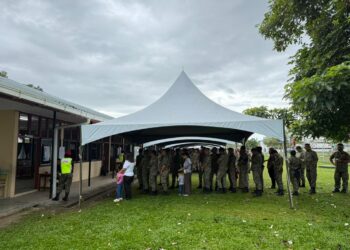 PENGUNDI awal beratur bermula 7.30 pagi bagi proses pengundian awal di Kem Lok Kawi.-UTUSAN/HAFIZ SAIDINA